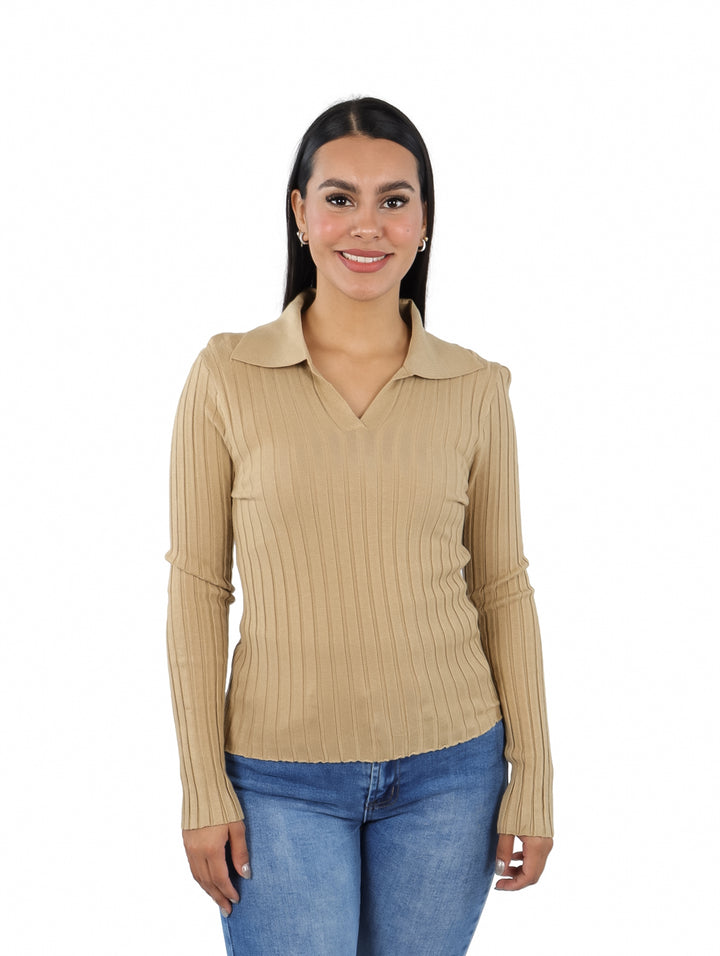 Mujer vistiendo un suéter tejido color camel con cuello en V y manga larga.