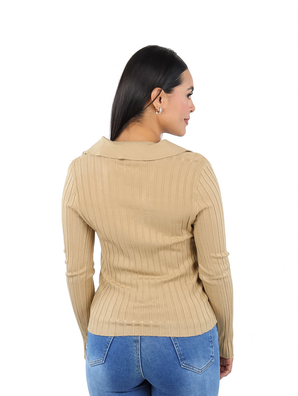Mujer vistiendo un suéter tejido color camel con cuello en V y manga larga.