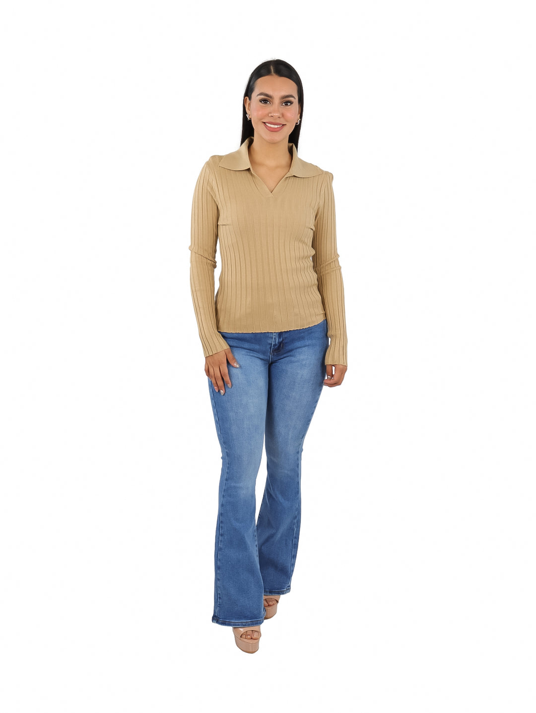 Mujer vistiendo un suéter tejido color camel con cuello en V y manga larga.