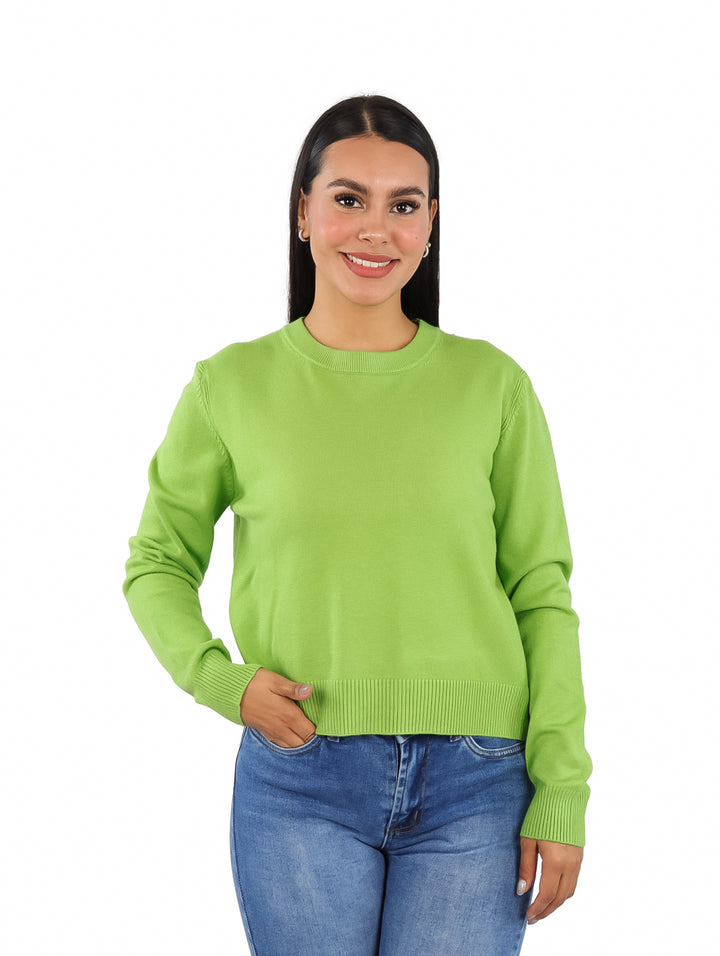 Mujer vistiendo un suéter verde de cuello redondo y manga larga.