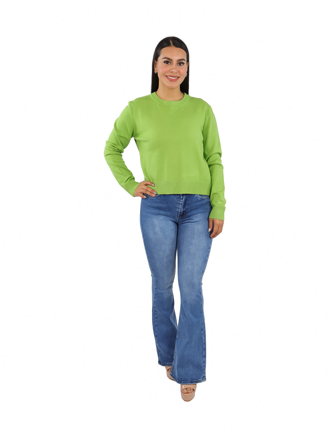 Mujer vistiendo un suéter verde de cuello redondo y manga larga.