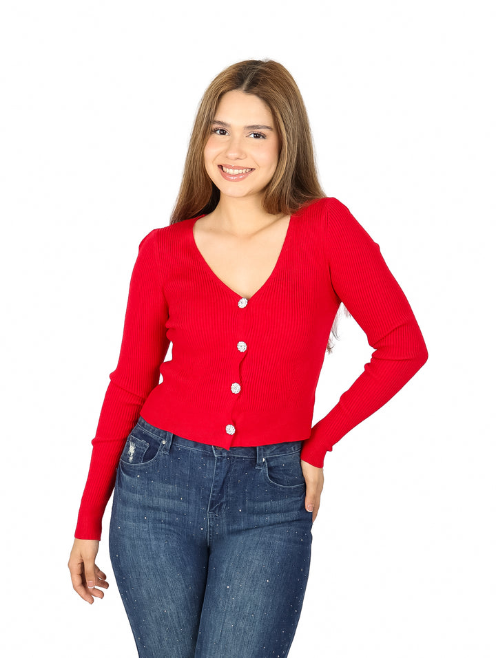 Mujer vistiendo suéter rojo de cuello en V con botones y pantalones vaqueros azules.