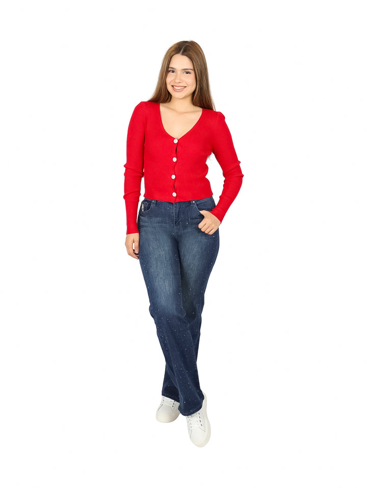 Mujer vistiendo suéter rojo de cuello en V con botones y pantalones vaqueros azules.