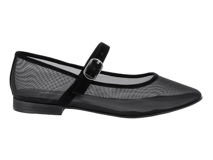Zapato plano negro de malla con correa y hebilla plateada.