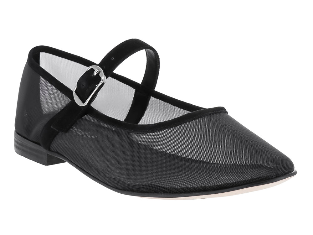 Zapato plano negro de malla con correa y hebilla plateada.