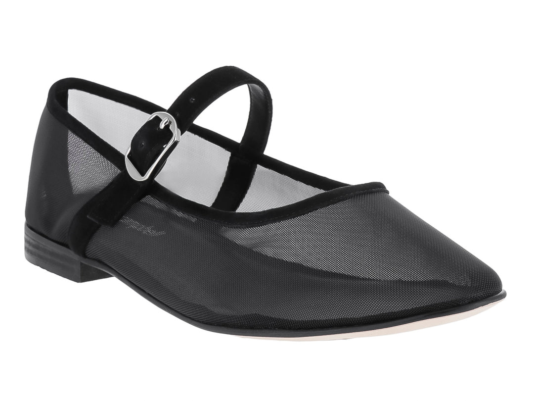 Zapato plano negro de malla con correa y hebilla plateada.