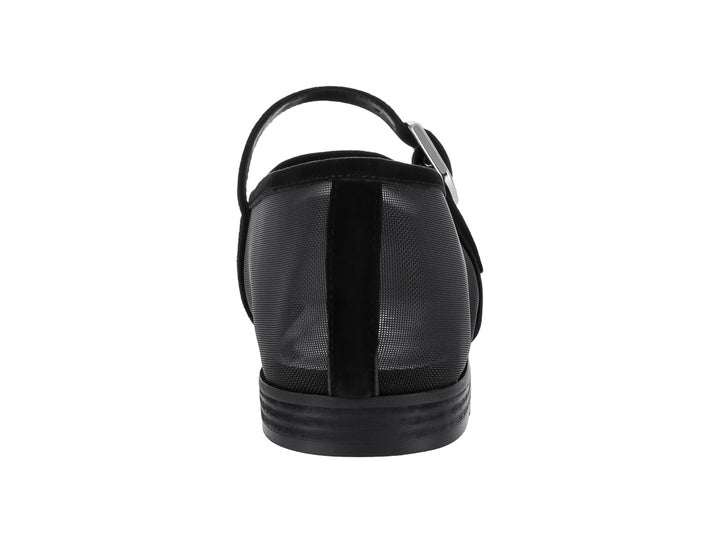 Zapato plano negro de malla con correa y hebilla plateada.