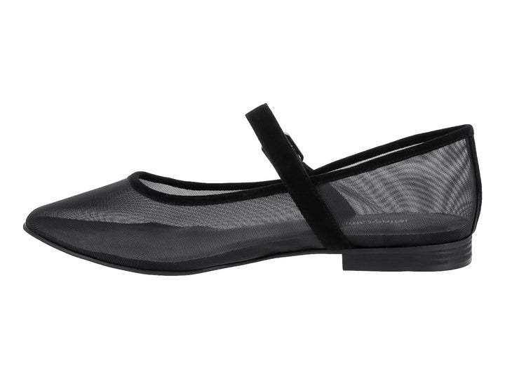 Zapato plano negro de malla con correa y hebilla plateada.