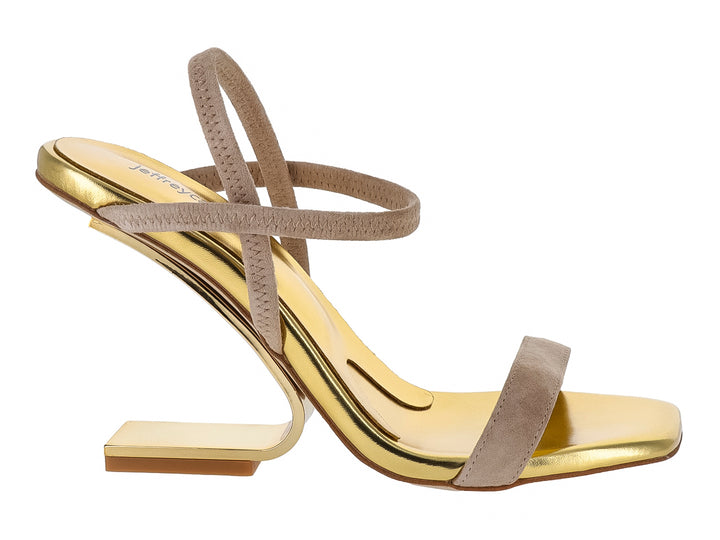 Sandalia dorada con tacón geométrico y correas beige de Jeffrey Campbell.