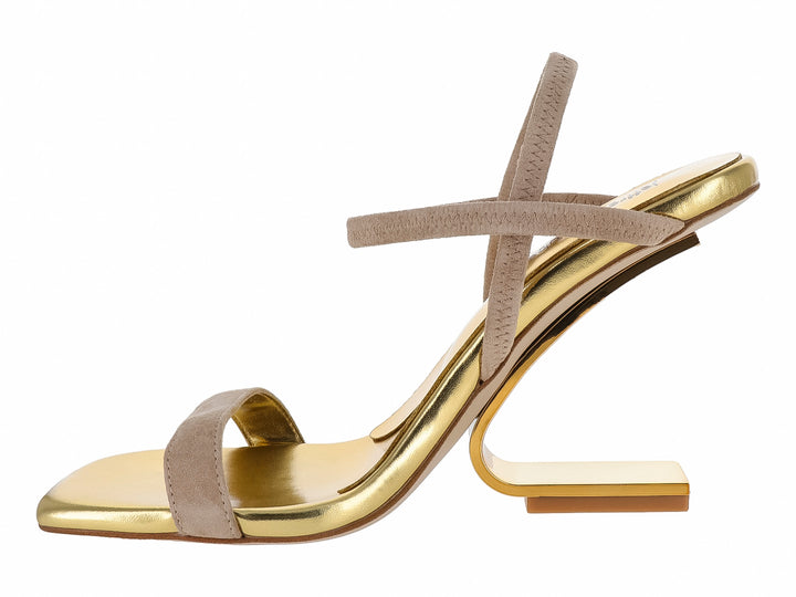 Sandalia dorada con tacón geométrico y correas beige de Jeffrey Campbell.
