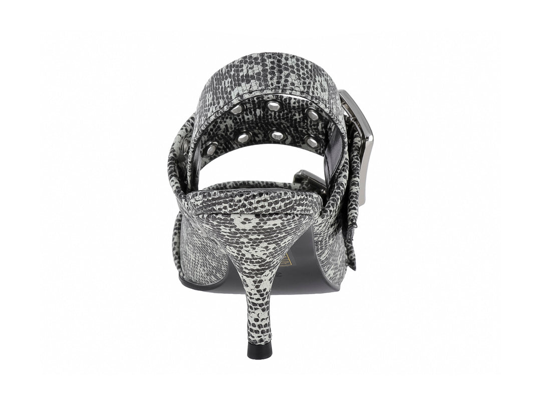 Zapato de tacón Jeffrey Campbell con estampado de lagarto en blanco y negro, adornado con dos hebillas plateadas grandes.