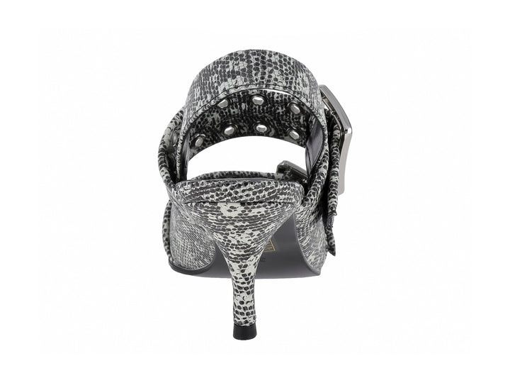 Zapato de tacón Jeffrey Campbell con estampado de lagarto en blanco y negro, adornado con dos hebillas plateadas grandes.