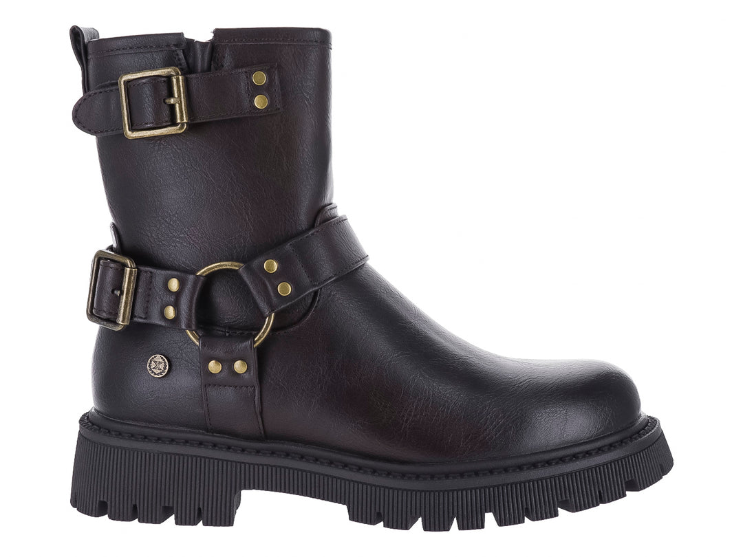 Botas XTI color marrón oscuro con suela track gruesa, detalles de hebillas y anillos dorados.