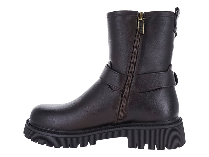 Botas XTI color marrón oscuro con suela track gruesa, detalles de hebillas y anillos dorados.