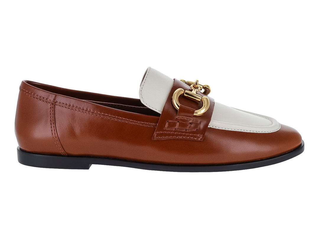 Zapato tipo mocasín bicolor en tonos café tan y hueso con herraje dorado frontal.
