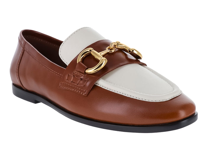 Zapato tipo mocasín bicolor en tonos café tan y hueso con herraje dorado frontal.