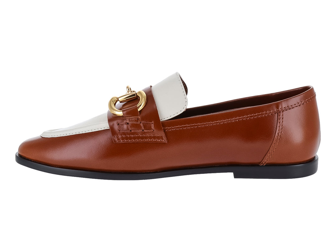 Zapato tipo mocasín bicolor en tonos café tan y hueso con herraje dorado frontal.