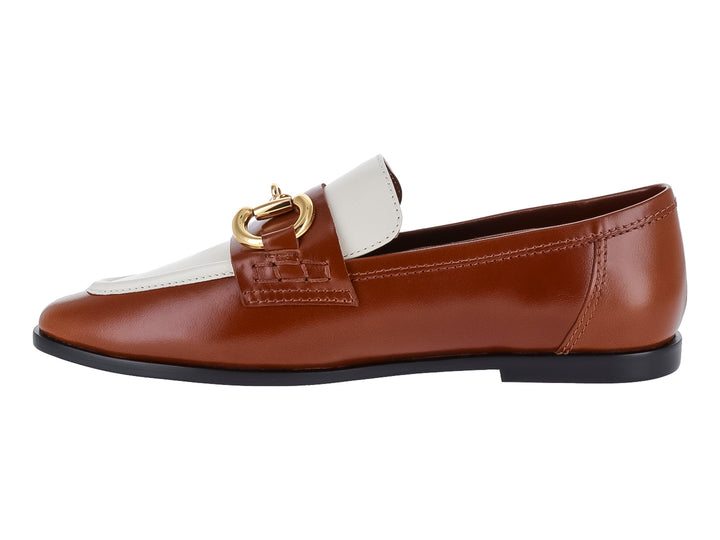 Zapato tipo mocasín bicolor en tonos café tan y hueso con herraje dorado frontal.