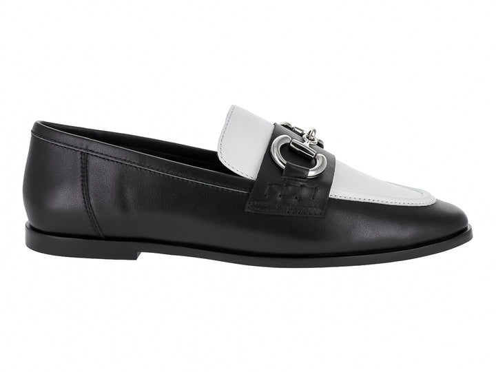 Zapato tipo mocasín Jeffrey Campbell en colores negro y blanco con hebilla plateada metálica.