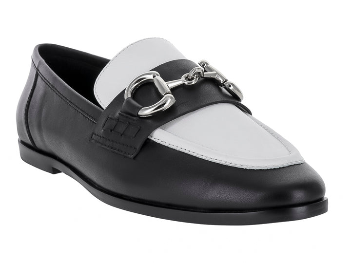 Zapato tipo mocasín Jeffrey Campbell en colores negro y blanco con hebilla plateada metálica.