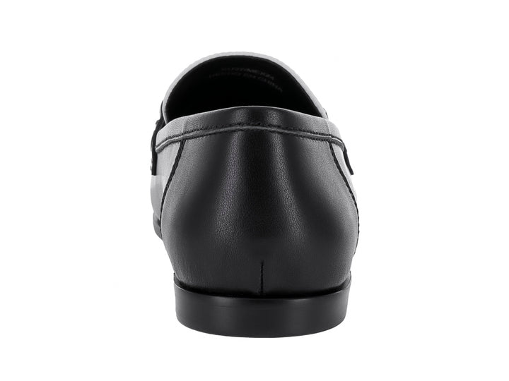 Zapato tipo mocasín Jeffrey Campbell en colores negro y blanco con hebilla plateada metálica.