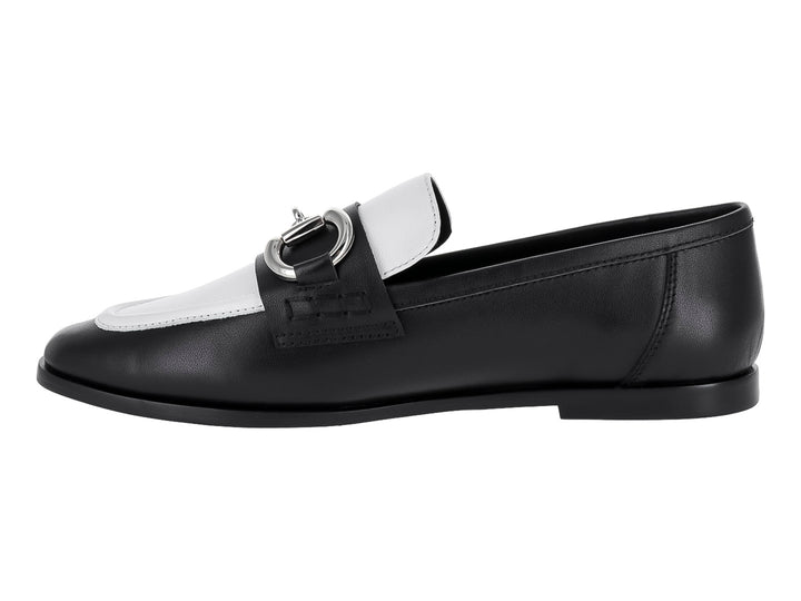 Zapato tipo mocasín Jeffrey Campbell en colores negro y blanco con hebilla plateada metálica.