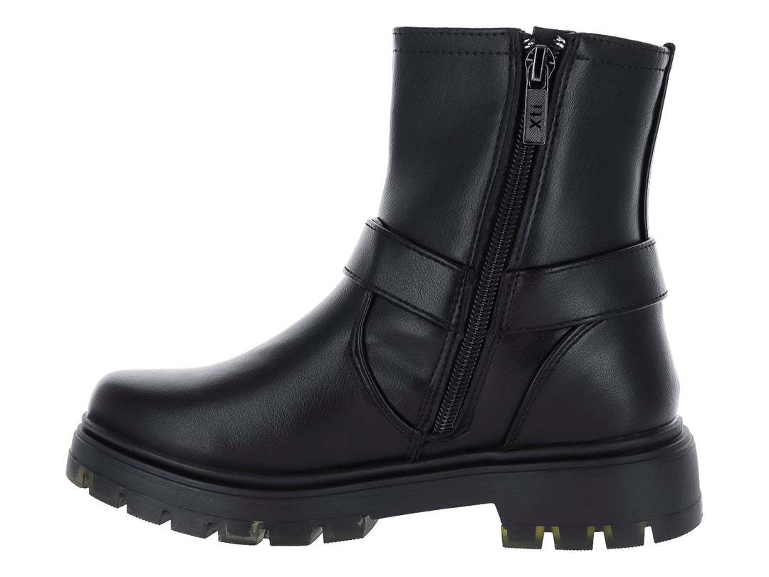 Bota negra de caña corta con hebillas decorativas y suela track gruesa.