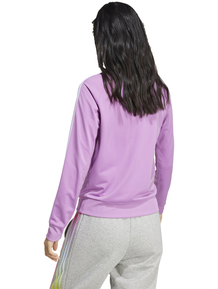 Chaqueta deportiva Adidas de color rosa con rayas blancas en las mangas y cierre frontal.