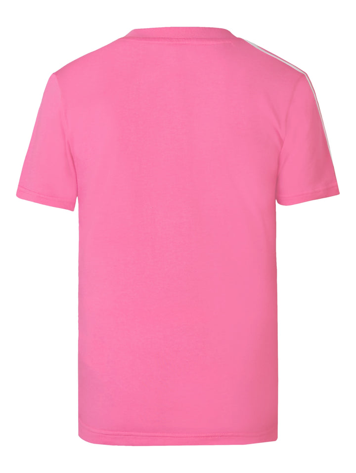 Playera Adidas rosa con tres franjas blancas en los hombros y logotipo blanco en el pecho.