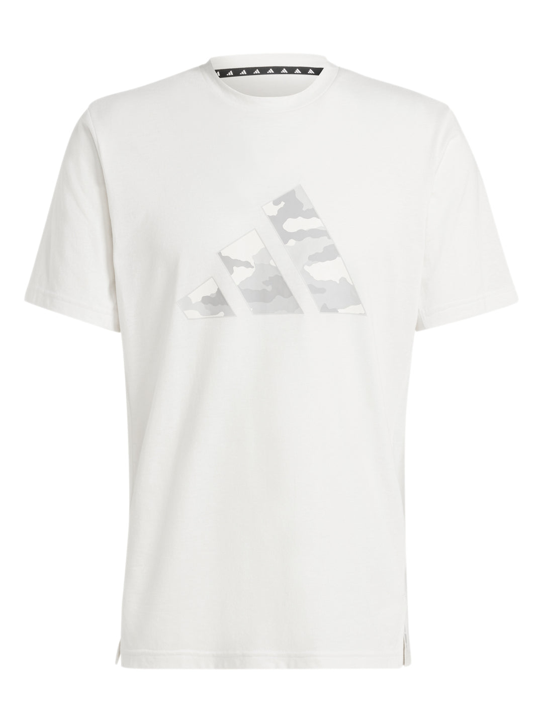 Hombre vistiendo playera blanca Adidas con logo gráfico de camuflaje en el pecho.