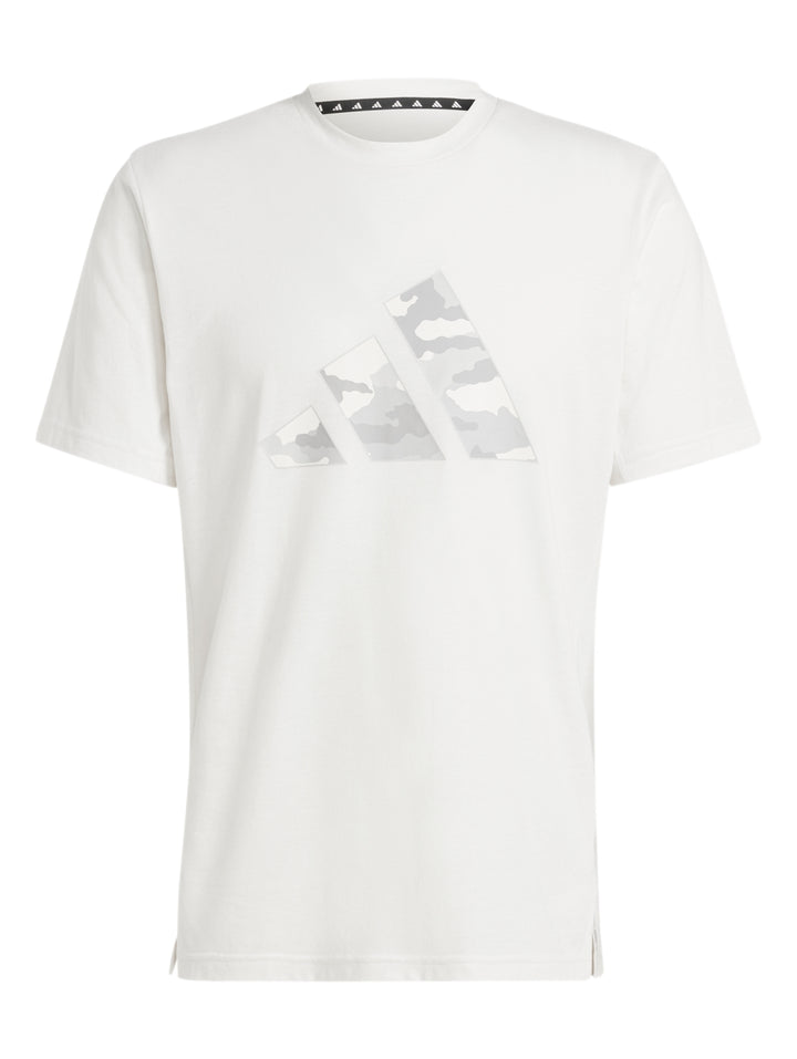 Hombre vistiendo playera blanca Adidas con logo gráfico de camuflaje en el pecho.
