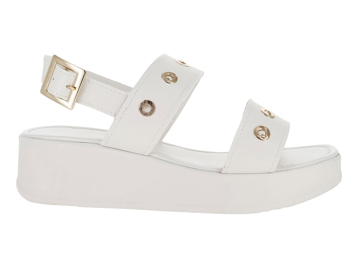Sandalia blanca de plataforma para niña con correas ajustables, hebilla dorada y detalles de ojetes metálicos.