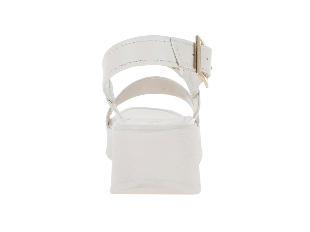 Sandalia blanca de plataforma para niña con correas ajustables, hebilla dorada y detalles de ojetes metálicos.