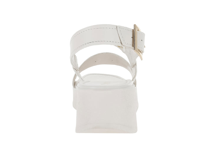 Sandalia blanca de plataforma para niña con correas ajustables, hebilla dorada y detalles de ojetes metálicos.