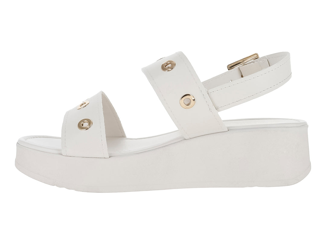 Sandalia blanca de plataforma para niña con correas ajustables, hebilla dorada y detalles de ojetes metálicos.