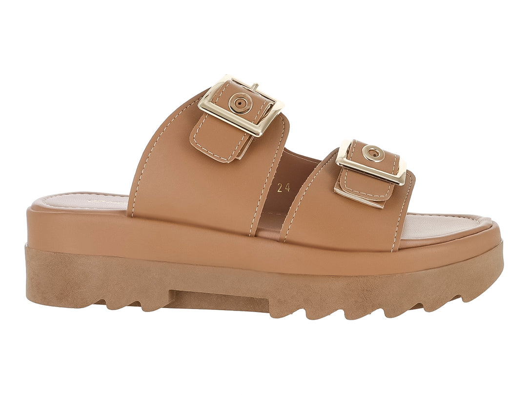 Sandalias color madera con plataforma gruesa, suela dentada y dos correas con hebillas doradas.