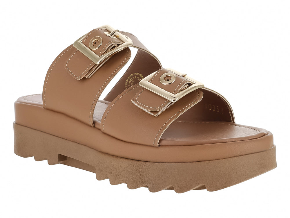Sandalias color madera con plataforma gruesa, suela dentada y dos correas con hebillas doradas.