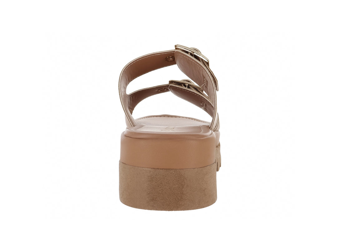 Sandalias color madera con plataforma gruesa, suela dentada y dos correas con hebillas doradas.