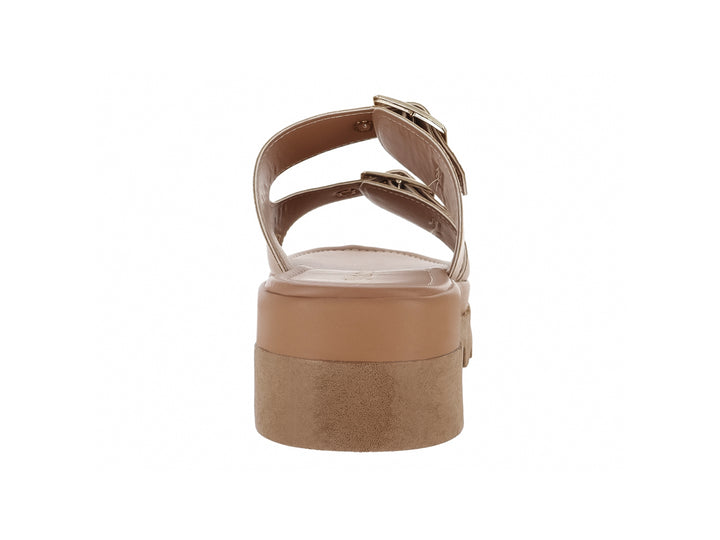 Sandalias color madera con plataforma gruesa, suela dentada y dos correas con hebillas doradas.