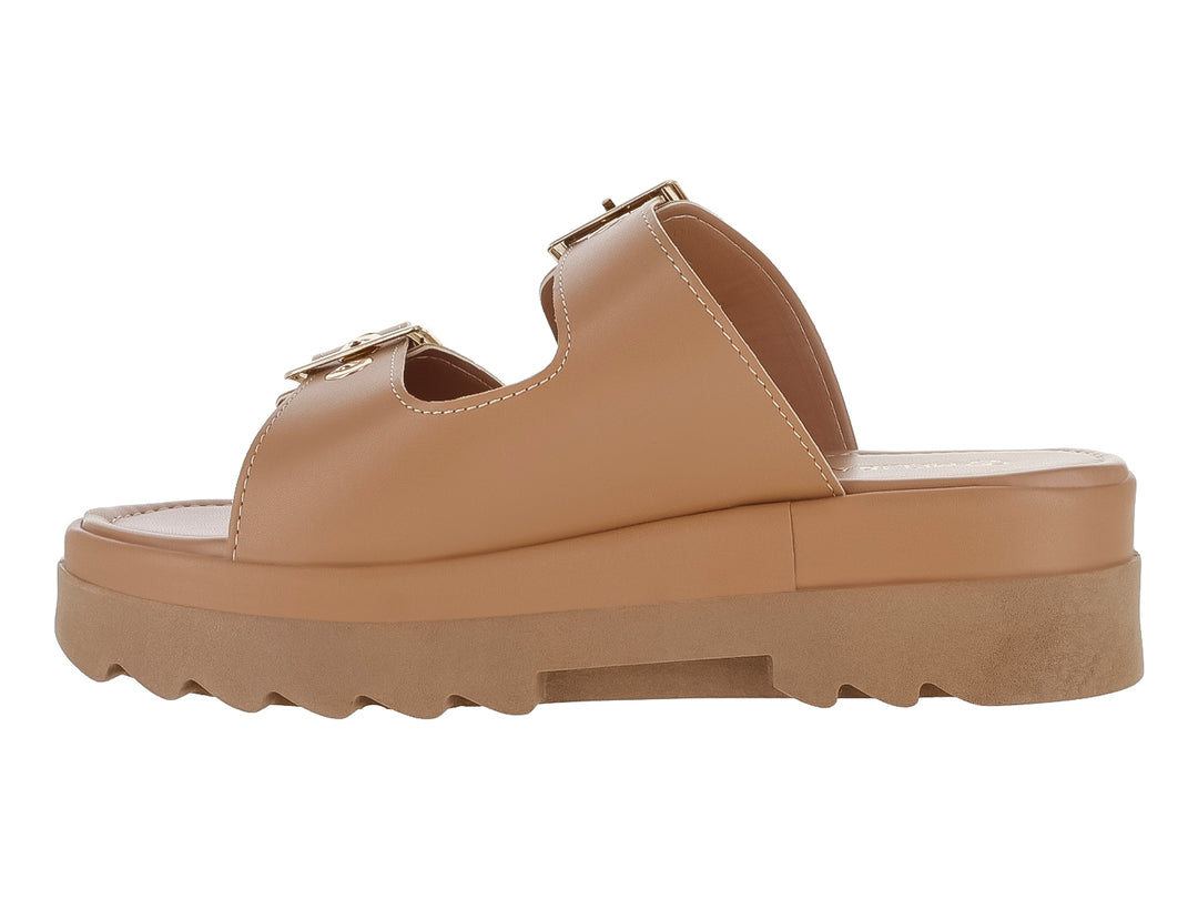 Sandalias color madera con plataforma gruesa, suela dentada y dos correas con hebillas doradas.