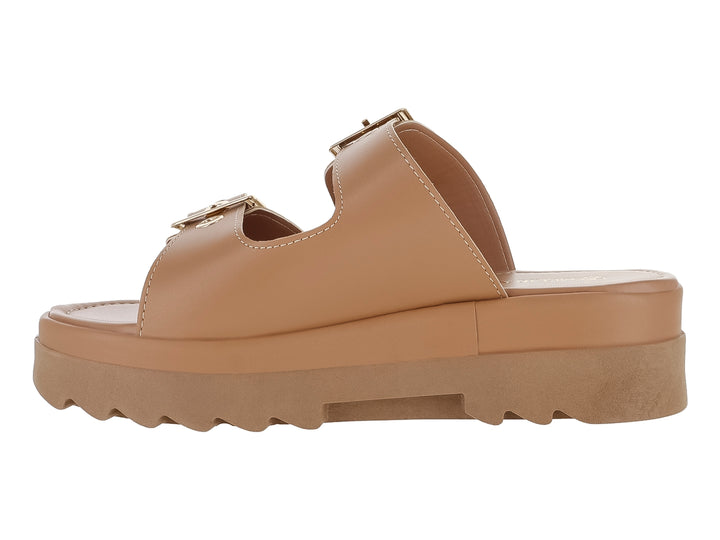 Sandalias color madera con plataforma gruesa, suela dentada y dos correas con hebillas doradas.