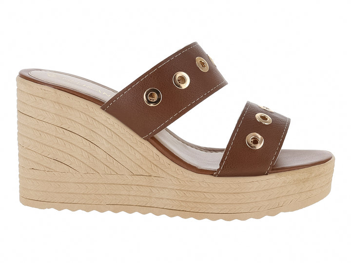 Sandalia de plataforma color marrón con detalles de ojetes dorados y suela de cuña en tono beige.