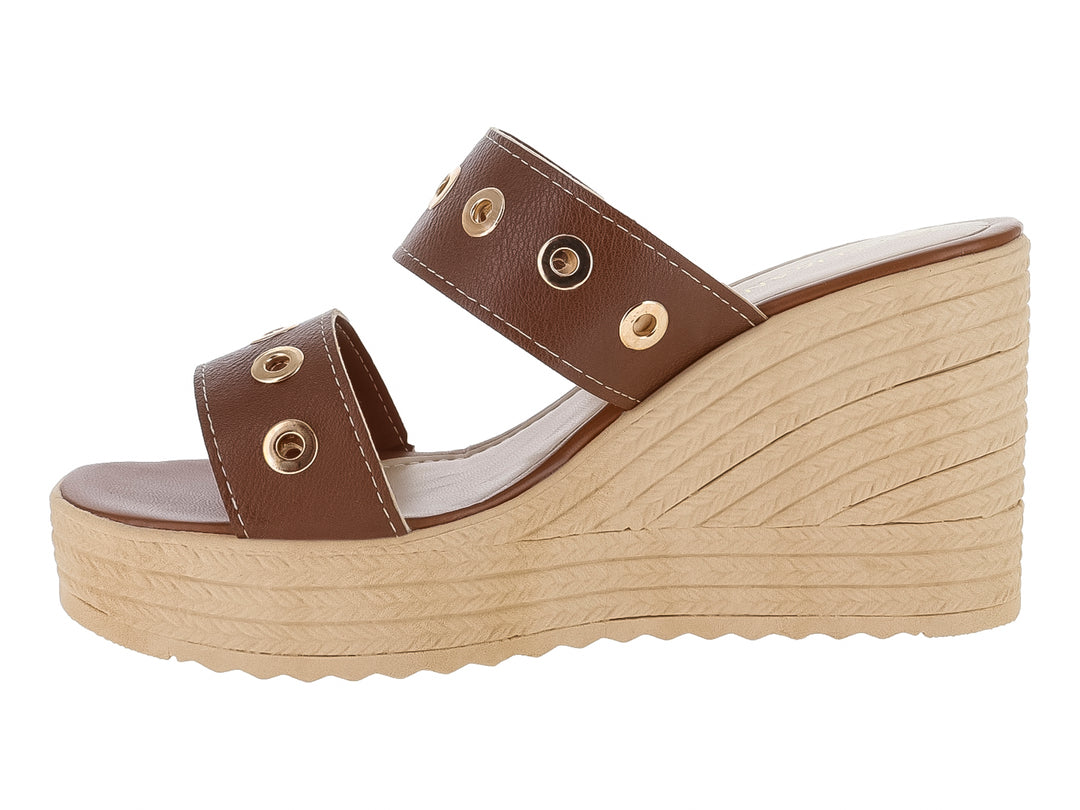 Sandalia de plataforma color marrón con detalles de ojetes dorados y suela de cuña en tono beige.