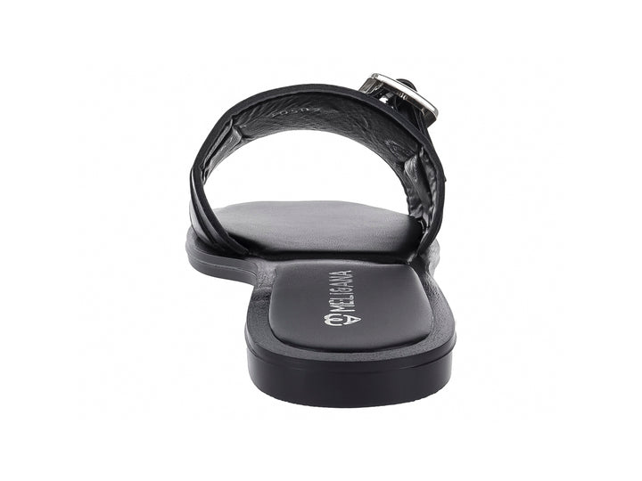 Sandalia plana color negro para mujer con una ancha banda frontal y hebilla metálica plateada.