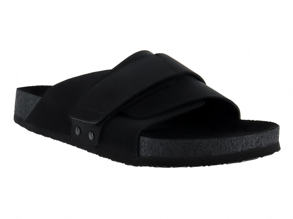 Sandalia deslizable color negro con correa ancha y botones decorativos.