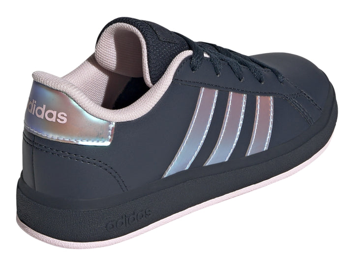 Tenis Adidas negros con tres franjas iridiscentes y detalles en rosa pálido en el interior y suela.