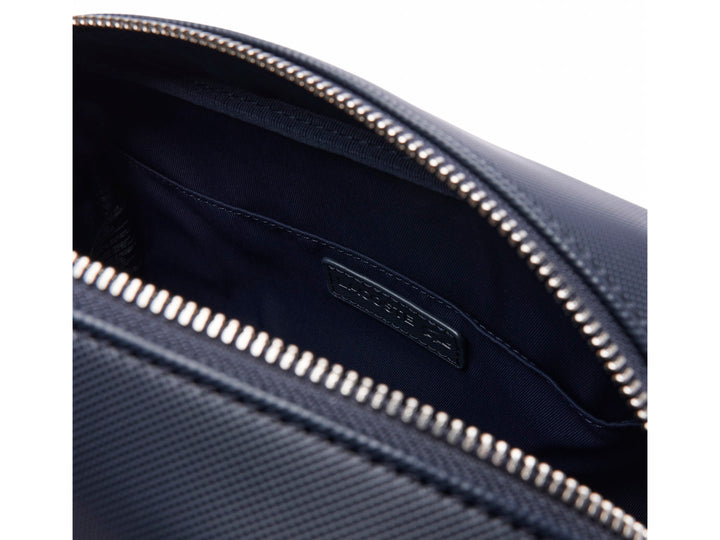 Estuche organizador Lacoste color navy con asa lateral y cierre superior.