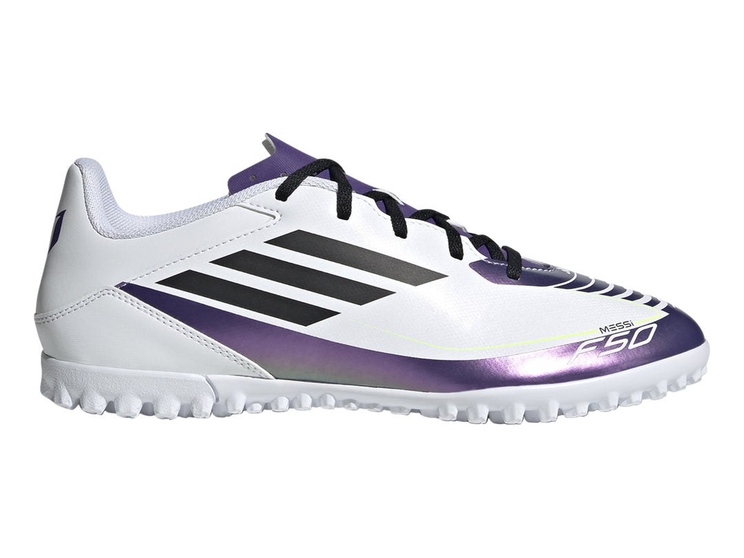 Tenis de fútbol Adidas F50 Club Messi en color blanco con detalles morados y negros, suela para césped sintético.