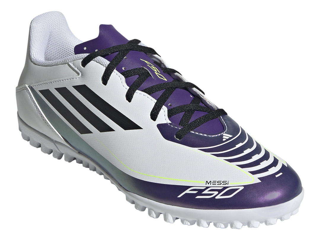 Tenis de fútbol Adidas F50 Club Messi en color blanco con detalles morados y negros, suela para césped sintético.
