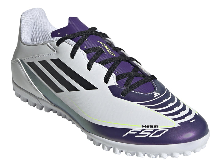 Tenis de fútbol Adidas F50 Club Messi en color blanco con detalles morados y negros, suela para césped sintético.